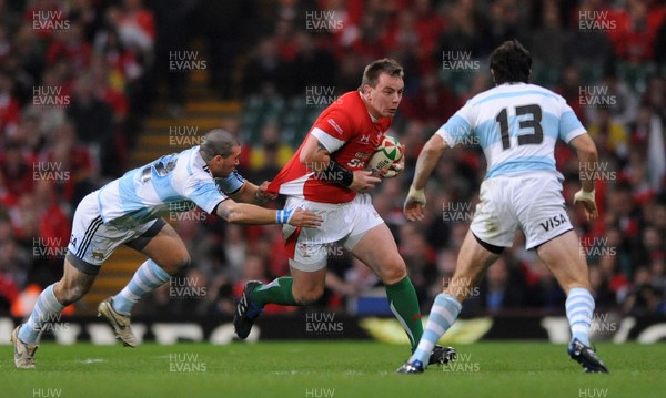 21.11.09 - Wales v Argentina - Invesco Perpetual Series 2009 - Wales' Matthew Rees take on Argentina's Martin Rodriguez and Gonzalo Tiesi. 