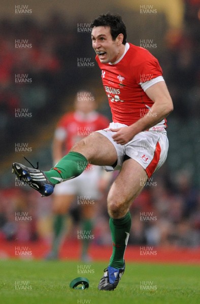 21.11.09 - Wales v Argentina - Invesco Perpetual Series 2009 - Wales' Stephen Jones converts a penalty. 