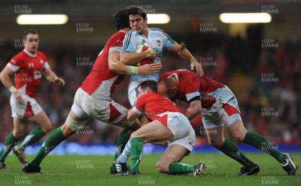 21.11.09 - Wales v Argentina - Invesco Perpetual Series 2009 - Argentina's Gonzalo Tiesi is tackled by Wales' Luke Charteris, Gareth Cooper and Martyn Williams. 
