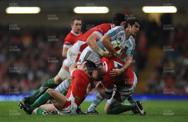 21.11.09 - Wales v Argentina - Invesco Perpetual Series 2009 - Argentina's Gonzalo Tiesi is tackled by Wales' Luke Charteris, Gareth Cooper and Martyn Williams. 