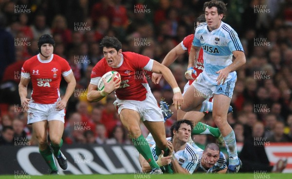 21.11.09 - Wales v Argentina - Invesco Perpetual Series 2009 - Wales' James Hook gets clear. 