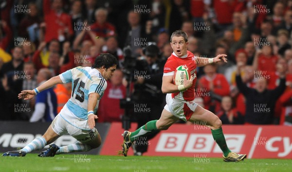 21.11.09 - Wales v Argentina - Invesco Perpetual Series 2009 - Wales' Shane Williams runs in to score his second try. 