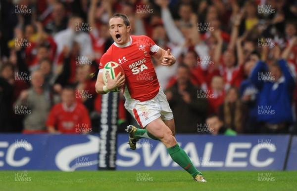 21.11.09 - Wales v Argentina - Invesco Perpetual Series 2009 - Wales' Shane Williams runs in to score his second try. 