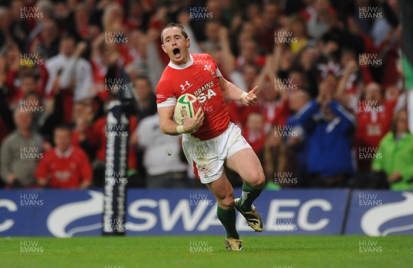 21.11.09 - Wales v Argentina - Invesco Perpetual Series 2009 - Wales' Shane Williams runs in to score his second try. 