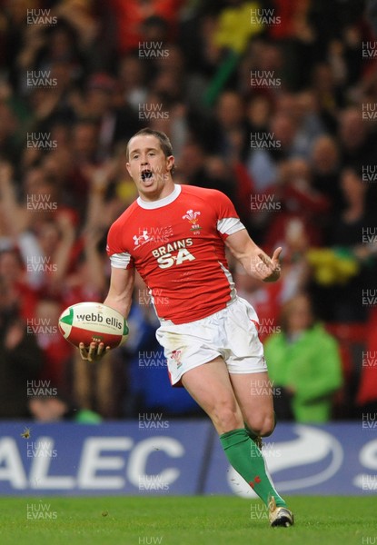 21.11.09 - Wales v Argentina - Invesco Perpetual Series 2009 - Wales' Shane Williams runs in to score his second try. 