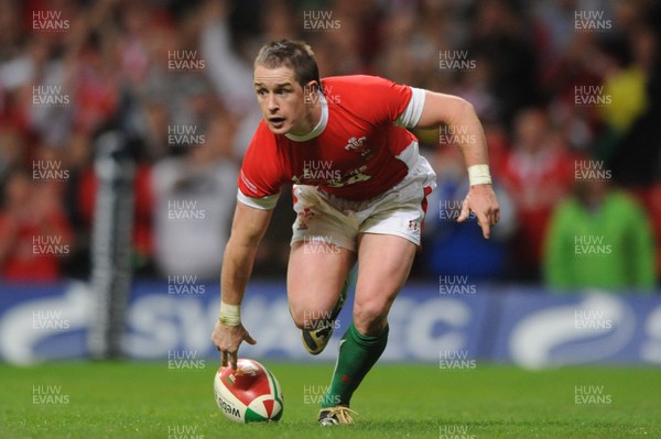 21.11.09 - Wales v Argentina - Invesco Perpetual Series 2009 - Wales' Shane Williams runs in to score his second try. 