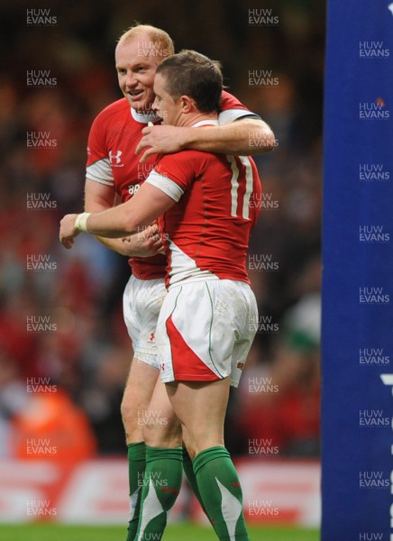 21.11.09 - Wales v Argentina - Invesco Perpetual Series 2009 - Wales' Shane Williams celebrates his second try with Martyn Williams. 