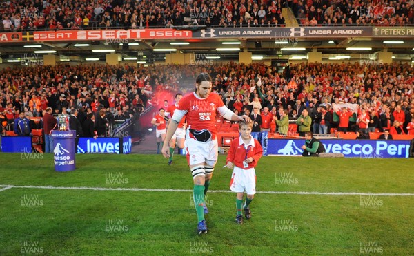 21.11.09 - Wales v Argentina - Invesco Perpetual Series 2009 - Wales captain Ryan Jones leads his team out with mascot Jonathan Hansford. 