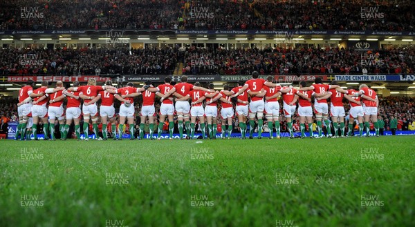 21.11.09 - Wales v Argentina - Invesco Perpetual Series 2009 - Wales players line up for the national anthems. 
