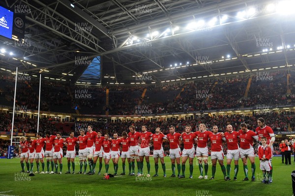 21.11.09 - Wales v Argentina - Invesco Perpetual Series 2009 - Wales players line up for the national anthems. 