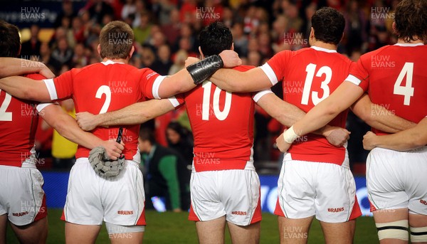21.11.09 - Wales v Argentina - Invesco Perpetual Series 2009 - Wales players line up for the national anthems. 