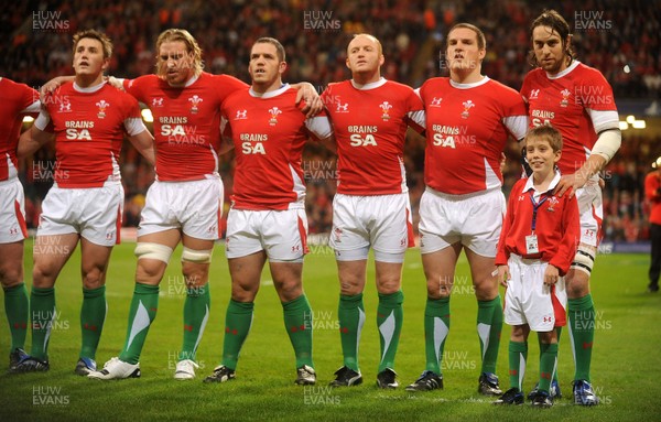 21.11.09 - Wales v Argentina - Invesco Perpetual Series 2009 - Jonathan Davies, Andy Powell, Paul James, Martyn Williams, Gethin Jenkins, Ryan Jones and mascot Jonathan Hansford. 