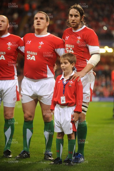 21.11.09 - Wales v Argentina - Invesco Perpetual Series 2009 - Gethin Jenkins, Ryan Jones and mascot Jonathan Hansford. 