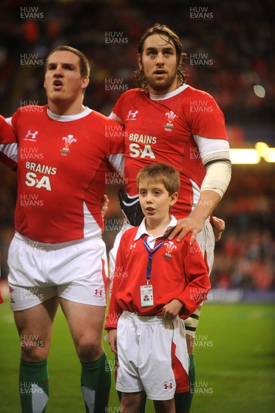 21.11.09 - Wales v Argentina - Invesco Perpetual Series 2009 - Gethin Jenkins, Ryan Jones and mascot Jonathan Hansford. 