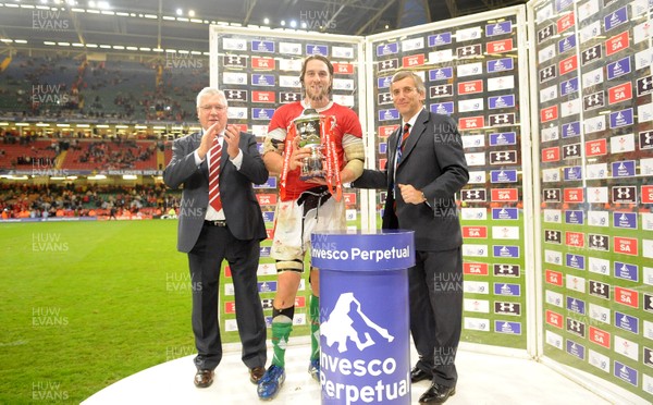 21.11.09 - Wales v Argentina - Invesco Perpetual Series 2009 - Wales' Ryan Jones receives the winners trophy from WRU President Dennis Gethin(L) and Rick White of Invesco Perpetual. 