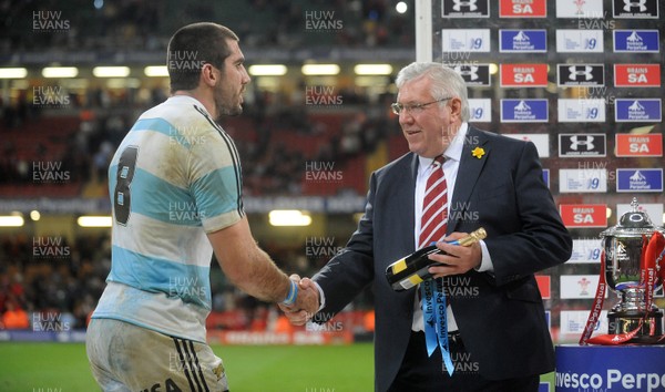 21.11.09 - Wales v Argentina - Invesco Perpetual Series 2009 - Argentina's Juan Martin Fernandez Lobbe receives the man of the match award from WRU President Dennis Gethin. 