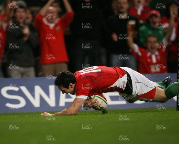 21.11.09 - Wales v Argentina... Wales' Stephen Jones scores try. 