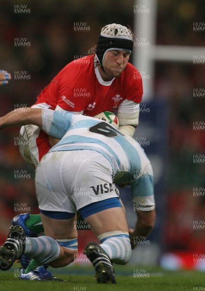 21.11.09 - Wales v Argentina... Wales' Ryan Jones and Argentina's Tomas Leonardi. 