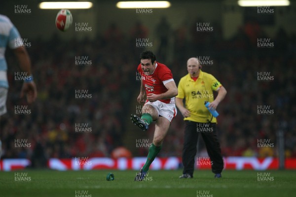 21.11.09 - Wales v Argentina... Wales' Stephen Jones kicks a penalty. 