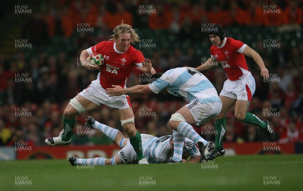 21.11.09 - Wales v Argentina... Wales' Andy Powell holds off Argentina's Mariano Sambucetti. 