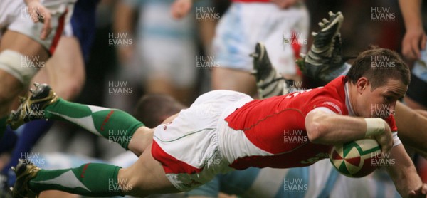 21.11.09 - Wales v Argentina... Wales' Shane Williams dives in to score try. 