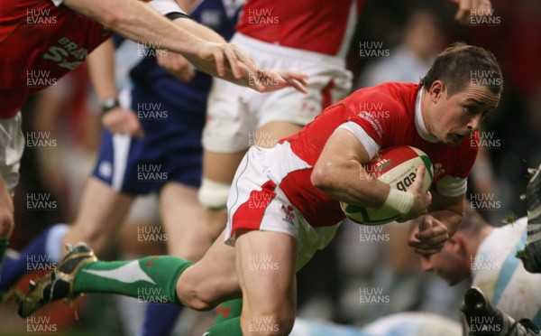 21.11.09 - Wales v Argentina... Wales' Shane Williams dives in to score try. 