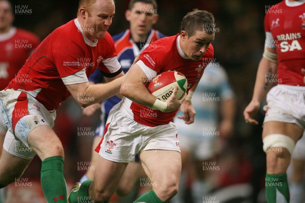 21.11.09 - Wales v Argentina... Wales' Shane Williams dives in to score try. 