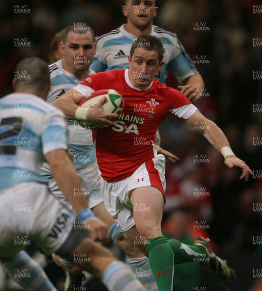 21.11.09 - Wales v Argentina... Wales' Shane Williams starts his run to score try. 