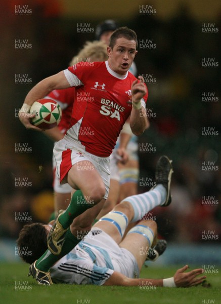 21.11.09 - Wales v Argentina... Wales' Shane Williams beats tackle by Argentina's Mariano Sambucetti to score try. 