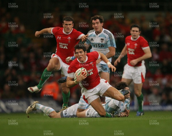 21.11.09 - Wales v Argentina... Wales' James Hook finds space. 