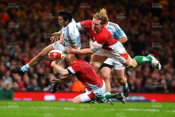 21.11.09 - Invesco Perpetual International Rugby, Wales v Argentina Argentina's Gonzalo Tiesi spills the ball as Wales' Martyn Williams and Andy Powell (R) tackle 