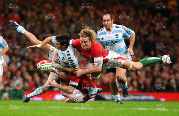21.11.09 - Invesco Perpetual International Rugby, Wales v Argentina Argentina's Gonzalo Tiesi spills the ball as Wales' Martyn Williams and Andy Powell (R) tackle 