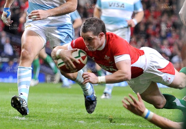 21.11.09 - Invesco Perpetual International Rugby, Wales v Argentina Wales' Shane Williams dives over to score a try 