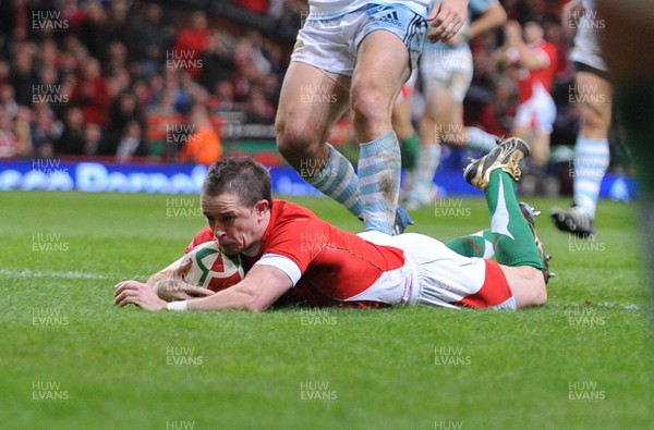 21.11.09 - Invesco Perpetual International Rugby, Wales v Argentina Wales' Shane Williams dives over to score a try 
