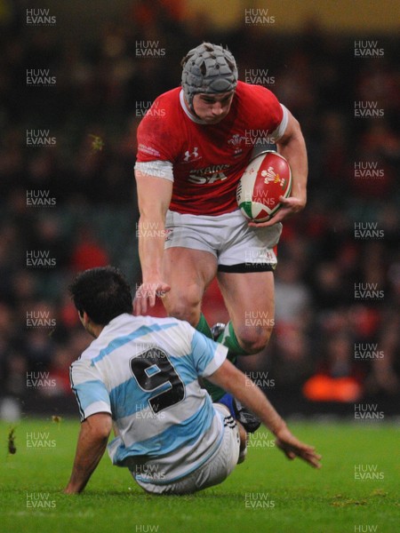 21.11.09 - Invesco Perpetual International Rugby, Wales v Argentina Wales' Jonathan Davies tries to get past Argentina's Agustin Figuerola 