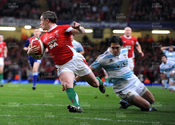 21.11.09 - Invesco Perpetual International Rugby, Wales v Argentina Wales' Shane Williams beats a tackle from Argentina's Horacio Agulla as he scores his second try 