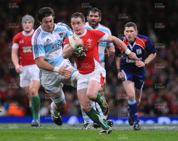 21.11.09 - Invesco Perpetual International Rugby, Wales v Argentina Wales' Shane Williams races through on his way to score his second try 