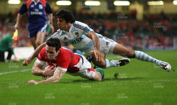 21.11.09... Wales v Argentina, Invesco Perpetual Series 2009 -  Wales' Stephen Jones dives in past Argentina's Mauro Comuzzi to score try 