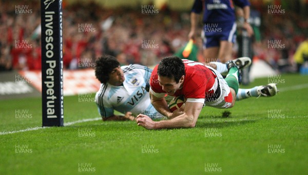 21.11.09... Wales v Argentina, Invesco Perpetual Series 2009 -  Wales' Stephen Jones dives in past Argentina's Mauro Comuzzi to score try 