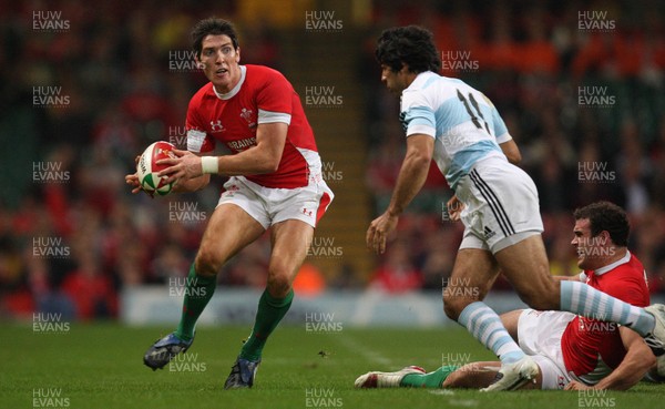 21.11.09... Wales v Argentina, Invesco Perpetual Series 2009 -  Wales' James Hook takes on Argentina's Mauro Comuzzi 