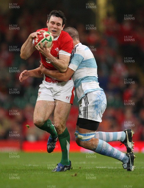 21.11.09... Wales v Argentina, Invesco Perpetual Series 2009 -  Wales' Stephen Jones is tackled by Argentina's Alejandro Abadie 