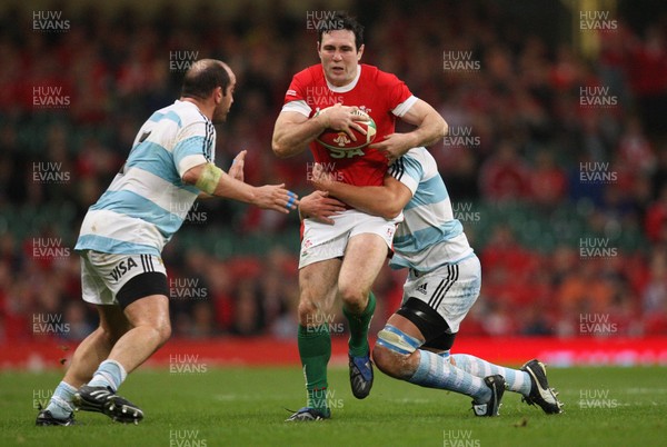 21.11.09... Wales v Argentina, Invesco Perpetual Series 2009 -  Wales' Stephen Jones is tackled by Argentina's Mario Ledesma (lt) and Alejandro Abadie 