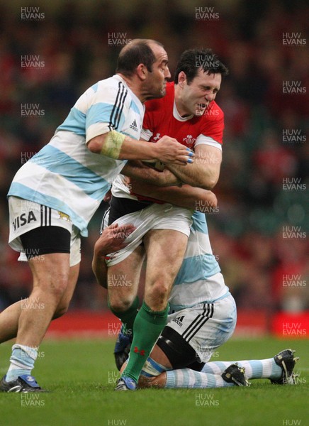21.11.09... Wales v Argentina, Invesco Perpetual Series 2009 -  Wales' Stephen Jones is tackled by Argentina's Mario Ledesma (lt) and Alejandro Abadie 