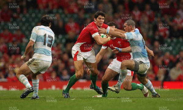 21.11.09... Wales v Argentina, Invesco Perpetual Series 2009 -  Wales' James Hook looks to breakaway 