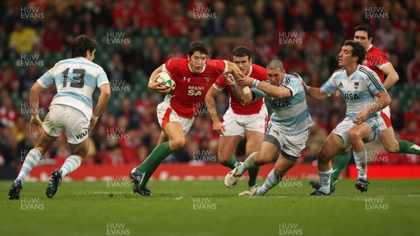 21.11.09... Wales v Argentina, Invesco Perpetual Series 2009 -  Wales' James Hook looks to breakaway 