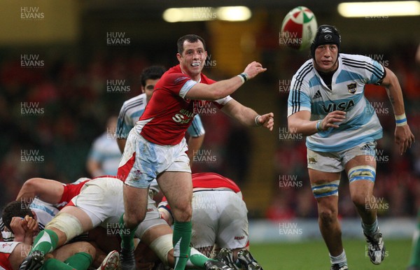 21.11.09... Wales v Argentina, Invesco Perpetual Series 2009 -  Wales' Gareth Cooper feeds the ball out 