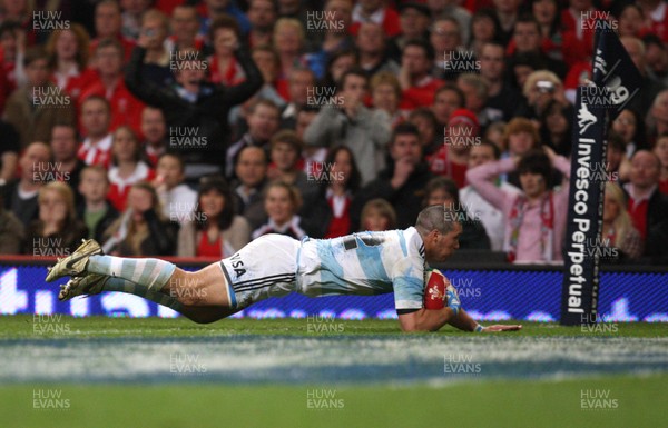 21.11.09... Wales v Argentina, Invesco Perpetual Series 2009 -  Argentina's Martin Rodriguez dives in to score try 