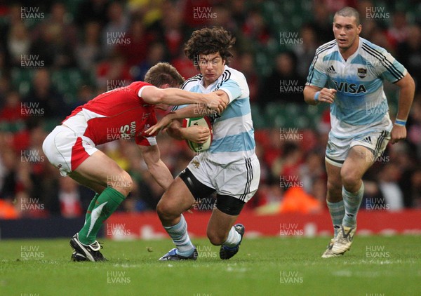 21.11.09... Wales v Argentina, Invesco Perpetual Series 2009 -  Argentina's Horacio San Martina is tackled by Wales' Dwayne Peel 