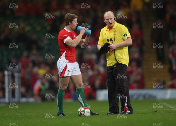 21.11.09... Wales v Argentina, Invesco Perpetual Series 2009 -  Wales' Leigh Halfpenny with Neil Jenkins 