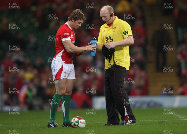 21.11.09... Wales v Argentina, Invesco Perpetual Series 2009 -  Wales' Leigh Halfpenny with Neil Jenkins 